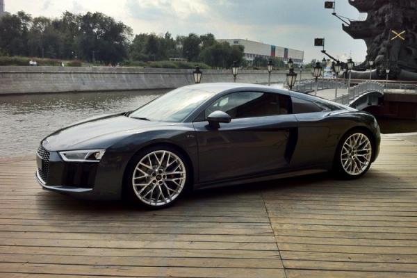 В Россию прибыл спорткар Audi R8