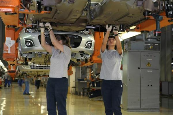 Производство легковых авто в России в январе сократилось на 40%
